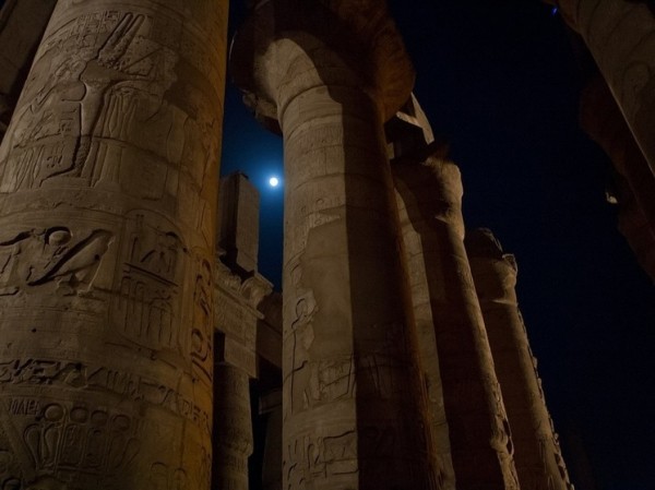 Ученые сумели отыскать тайные детали на древнеегипетских рисунках: фараон с щетиной