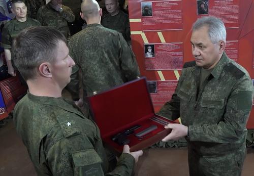 Шойгу о «Леопардах»: Наши ребята их там крепко бьют Шойгу о «Леопардах»: Наши ребята их там крепко бьют