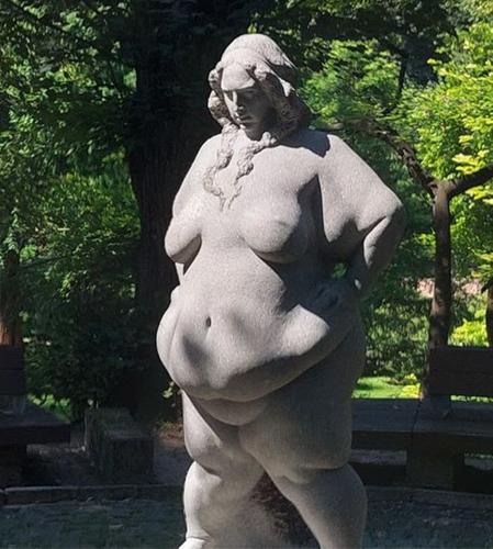 Отвисший живот - эталон красоты: Украину силком приобщают к «современному искусству»