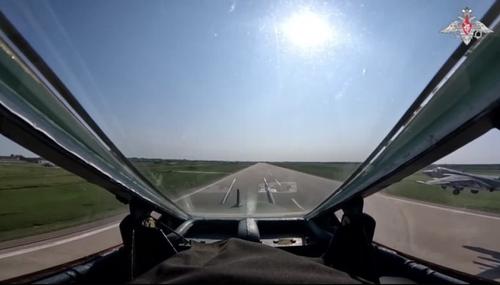 Российские Су-25 перемешали с землёй технику и полевую фортификацию врага 