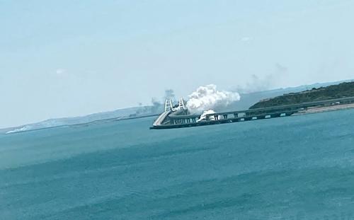 Оперштаб Крыма: движение автотранспорта по Крымскому мосту вновь перекрыто Оперштаб Крыма: движение автотранспорта по Крымскому мосту вновь перекрыто