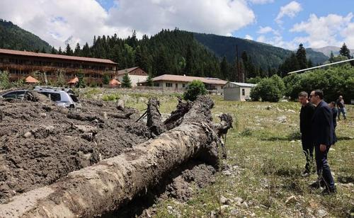 В Грузии при сходе оползня на курорте Шови погибли 11 человек, спасатели продолжают поиск 25 человек В Грузии при сходе оползня на курорте Шови погибли 11 человек, спасатели продолжают поиск 25 человек