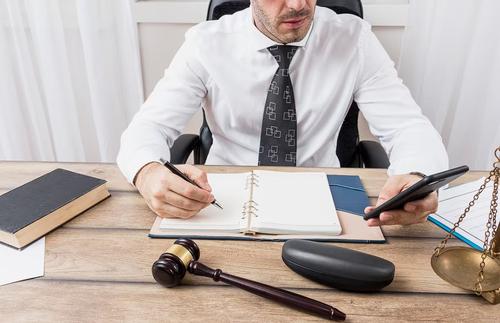 Помощь юриста: когда судебных приставов можно отправить восвояси