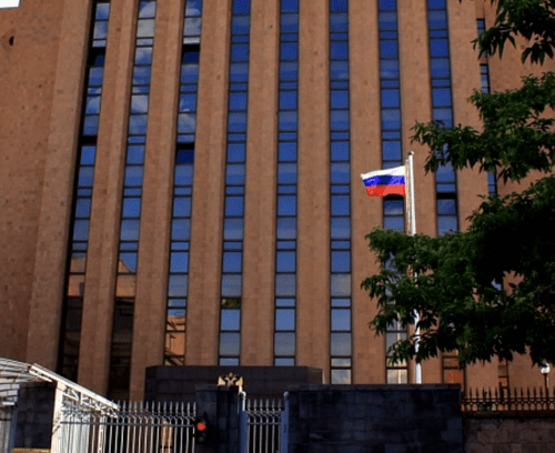 Жители Еревана несут к посольству РФ цветы в память о погибших миротворцах Жители Еревана несут к посольству РФ цветы в память о погибших миротворцах