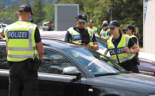 В Германии решили освобождать россиян от автомобилей и туалетной бумаги