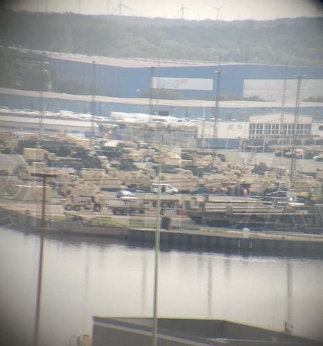 В немецком порту в Бремерхафене в Германии скопилась масса бронетехники из США 