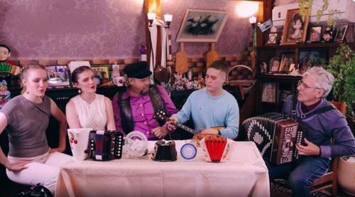 Хорошая компания собралась воскресным осенним вечером в Истре Хорошая компания собралась воскресным осенним вечером в Истре