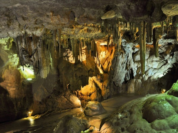 В Сеуле впервые показали огромный загадочный туннель со зловещими сталактитами