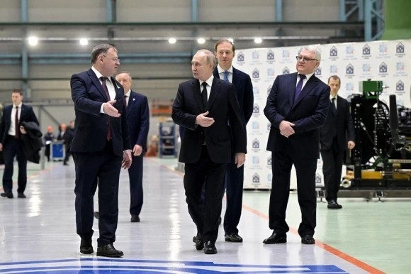 Звезды музыкального телеканала RU.TV принимают участие в закупках техники для нужд СВО и проводят концерты в цехах для заводчан Звезды музыкального телеканала RU.TV принимают участие в закупках техники для нужд СВО и проводят концерты в цехах для заводчан