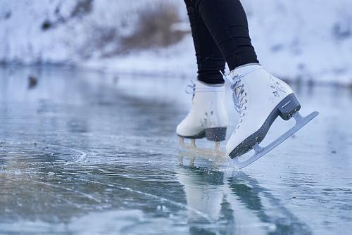 Российские фигуристы помогают китайским коллегам открывать ледовые шоу 