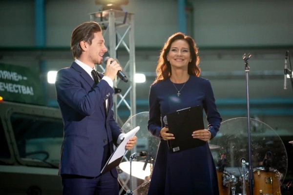 Звезды музыкального телеканала RU.TV принимают участие в закупках техники для нужд СВО и проводят концерты в цехах для заводчан Звезды музыкального телеканала RU.TV принимают участие в закупках техники для нужд СВО и проводят концерты в цехах для заводчан