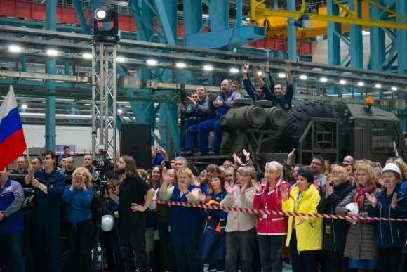 Звезды музыкального телеканала RU.TV принимают участие в закупках техники для нужд СВО и проводят концерты в цехах для заводчан Звезды музыкального телеканала RU.TV принимают участие в закупках техники для нужд СВО и проводят концерты в цехах для заводчан