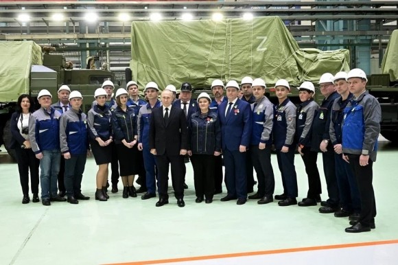 Звезды музыкального телеканала RU.TV принимают участие в закупках техники для нужд СВО и проводят концерты в цехах для заводчан Звезды музыкального телеканала RU.TV принимают участие в закупках техники для нужд СВО и проводят концерты в цехах для заводчан