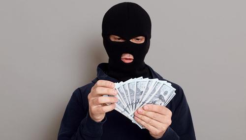 Семья лидера группировки «Ленинград» Сергея Шнурова обвинила в краже крупной суммы денег свою помощницу Семья лидера группировки «Ленинград» Сергея Шнурова обвинила в краже крупной суммы денег свою помощницу