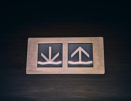 В Нижнем Тагиле женщина полчаса провисела вниз головой в неисправном лифте