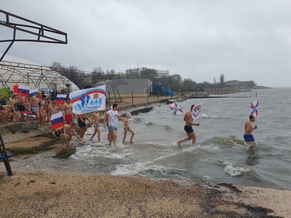 Участников СВО в России поддержали любители зимнего плавания
