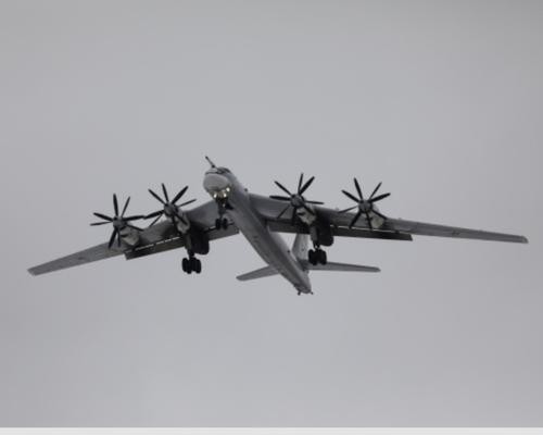 «Медведи» летают, по-зимнему, днём и ночью «Медведи» летают, по-зимнему, днём и ночью