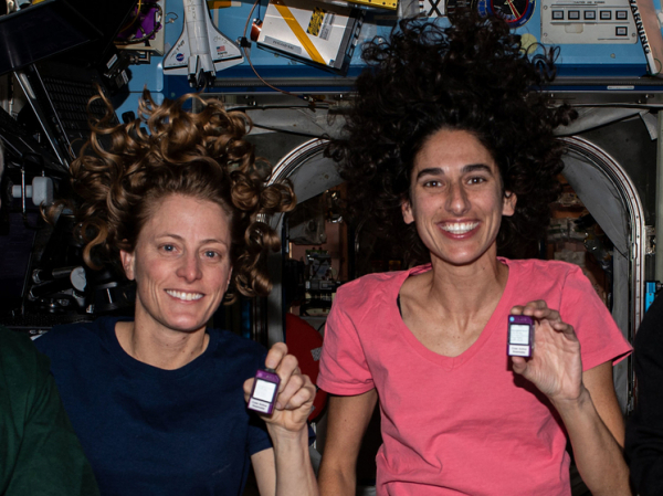 Вышедшие в открытый космос американки потеряли сумку с инструментами: сгорит в марте