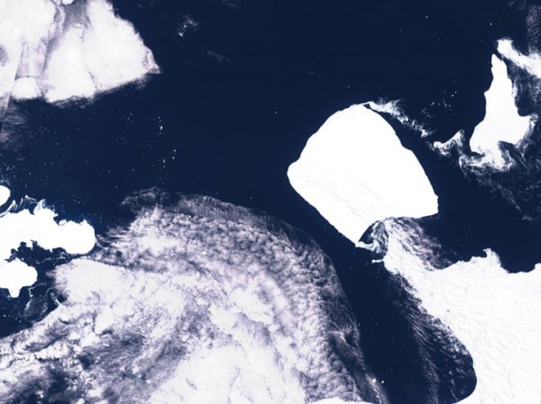 Вдвое больше Лондона: самый гигантский айсберг пришел в движение