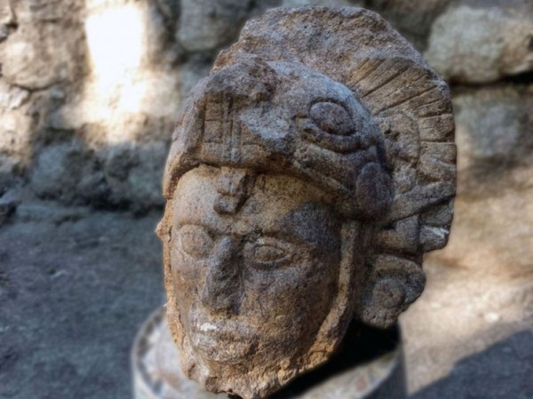 Археологи нашли странную статую воина-майя со змеем на голове