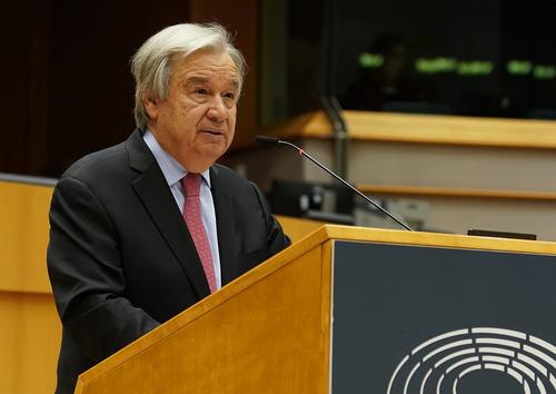 Гутерреш потрясен гибелью людей в результате ударов по лагерю беженцев в Газе