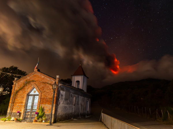 Вулканолог Жостков назвал причины извержения Этны и исландских вулканов