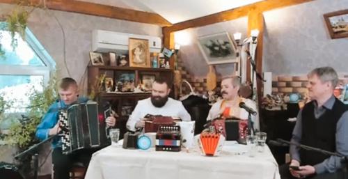 Песни, льющиеся из души: Истринский пекарь Олег Барсуков и Муромский гармонист Алексей Медведев (часть 3) Песни, льющиеся из души: Истринский пекарь Олег Барсуков и Муромский гармонист Алексей Медведев (часть 3)