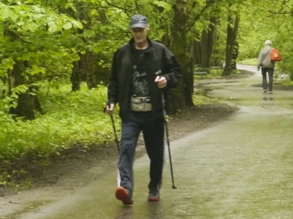 Выявлено удивительное воздействие на здоровье ходьбы задом наперед