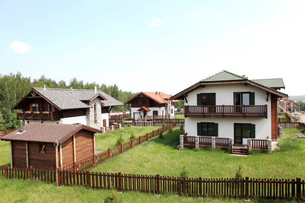 Льготная ипотека вызвала ажиотажный спрос и рост цен на загородном рынке