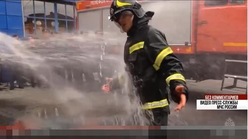 Пожарного проводили на пенсию струёй воды в лицо Пожарного проводили на пенсию струёй воды в лицо