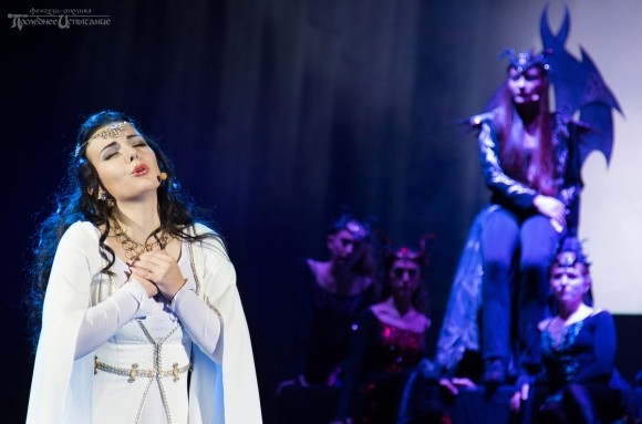 Режиссёр Полина Меньших: «Я работаю только с теми, кого хочу обнять» Режиссёр Полина Меньших: «Я работаю только с теми, кого хочу обнять»