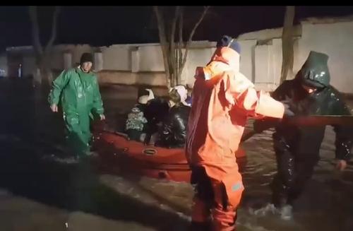 В Евпатории из-за мощного шторма начата эвакуация людей В Евпатории из-за мощного шторма начата эвакуация людей