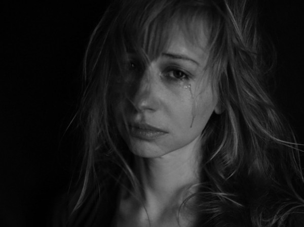 Запах женских слез снижает мужскую агрессию: молекулы спокойствия