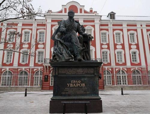 Установлен памятник монархизму и консерватизму