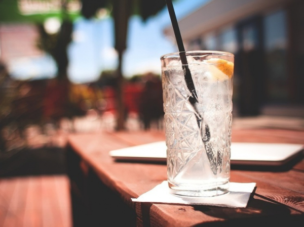 Выявлено неоднозначное воздействие крепких напитков и вина на сон