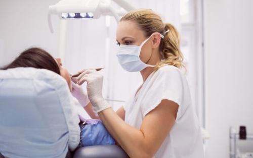 «Золотые зубы» — почему так дорого обходится «новая улыбка» для россиян?