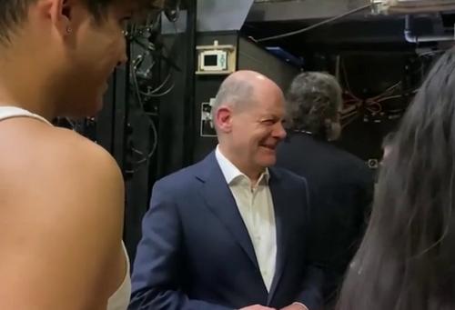 Шольц посетил в Гамбурге спектакль Кирилла Серебренникова Шольц посетил в Гамбурге спектакль Кирилла Серебренникова