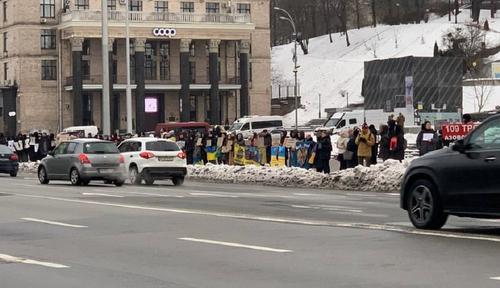 В Киеве прошел митинг с требованием вернуть домой срочников и мобилизованных В Киеве прошел митинг с требованием вернуть домой срочников и мобилизованных