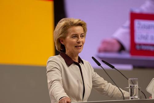 Выступление фон дер Ляйен в Европарламенте завершилось громким собачьим лаем