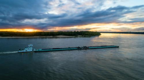 В результате столкновения с мостом баржа с азотными удобрениями затонула в Дунае