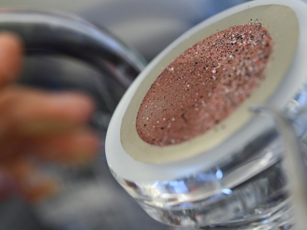 Названа опасность нанопластика в воде: проникает в кровоток и вызывает заболевания