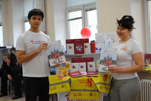 Волонтеры помогают людям, пострадавшим в ДТП Волонтеры помогают людям, пострадавшим в ДТП