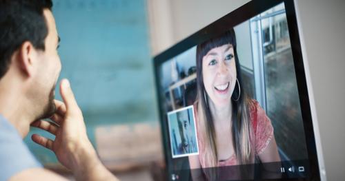 Обыватели не находят в жизни глубокого собеседника и заменяют его видеоисповедями и видеообщениями