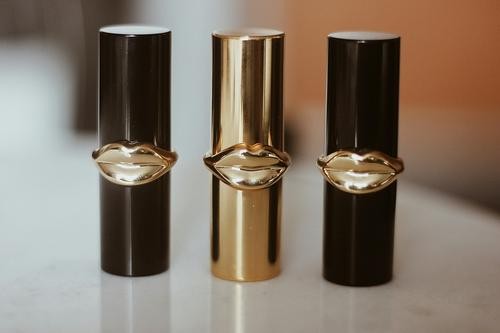 Avon и Oriflame активно ищут покупателей на свой бизнес в России Avon и Oriflame активно ищут покупателей на свой бизнес в России