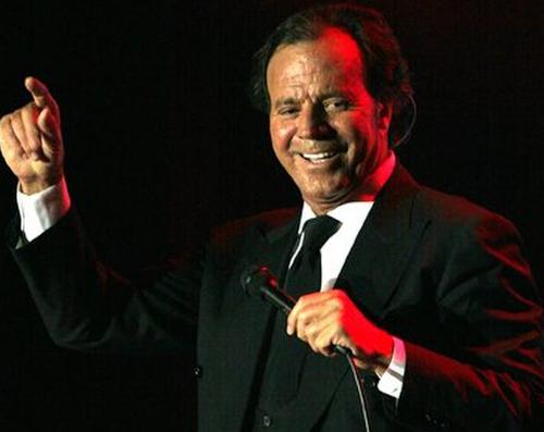 Певца Хулио Иглесиаса задержали в аэропорту Доминиканы из-за продуктов в багаже Певца Хулио Иглесиаса задержали в аэропорту Доминиканы из-за продуктов в багаже