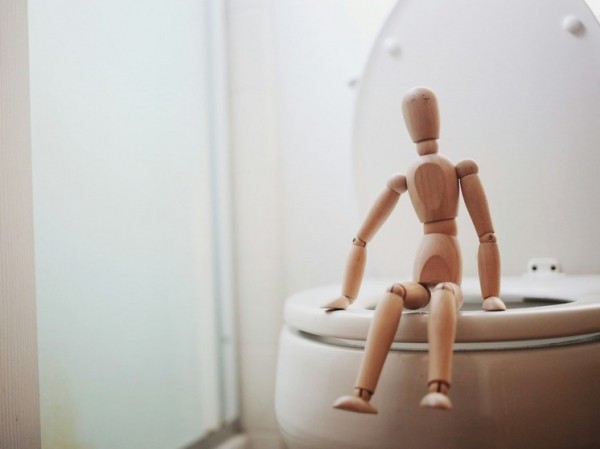 Спор из-за микробов при смывании воды в унитазе разгорелся по-новому