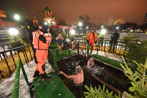 Глава Якутии Айсен Николаев окунулся в Крещенскую купель при минус 41 градусе Глава Якутии Айсен Николаев окунулся в Крещенскую купель при минус 41 градусе