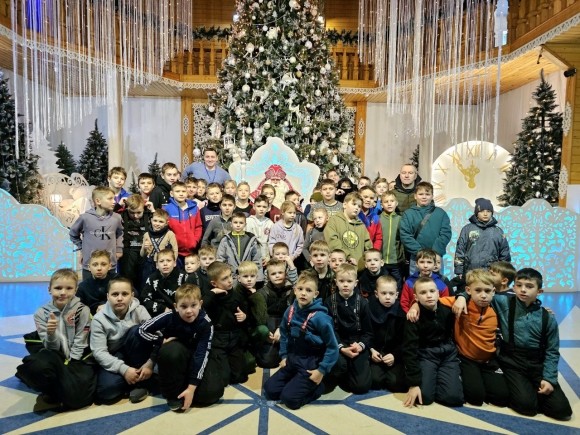 Родина Деда Мороза приняла юных спортсменов, среди которых были дети погибших в зоне СВО  