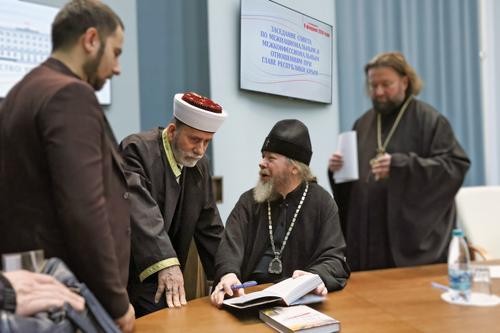 Митрополит, муфтий, раввин и другие «обнялись и расцеловались» Митрополит, муфтий, раввин и другие «обнялись и расцеловались»