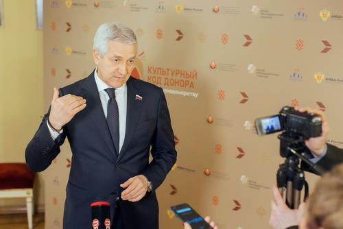 Депутат ГД Леонид Огуль: размещение Государственного флага на зданиях образовательных организаций — это важный элемент воспитания 